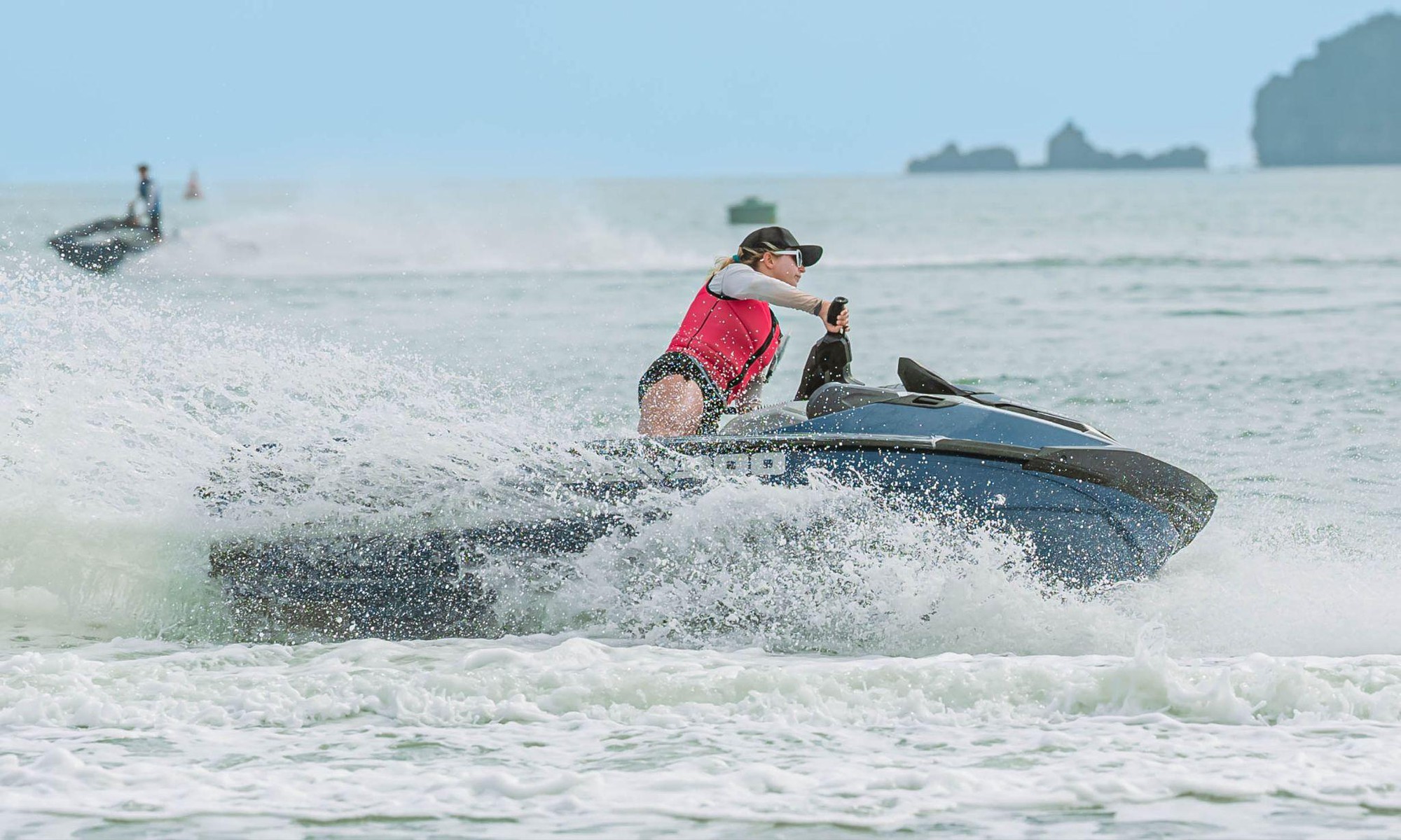 Câu chuyện phía sau màn trình diễn Jetski  bắn pháo hoa trên mặt biển hoành tráng sắp diễn ra tại Cát Bà - Ảnh 1.