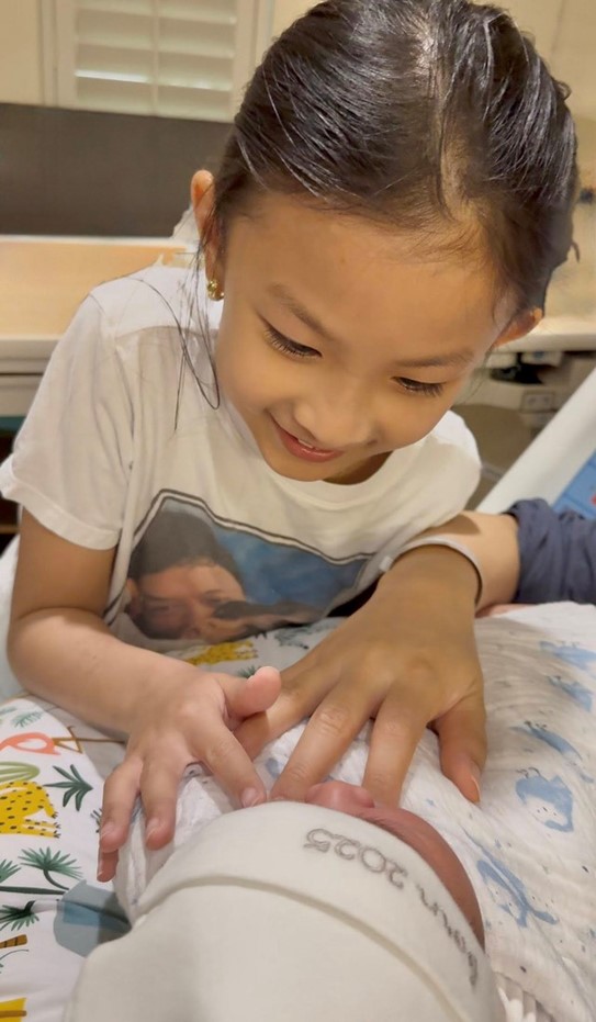 Lên chức ở tuổi 51, "anh hai" Lam Trường hạnh phúc viên mãn bên vợ trẻ- Ảnh 6. Lên chức ở tuổi 51, "anh hai" Lam Trường hạnh phúc viên mãn bên vợ trẻ- Ảnh 6.