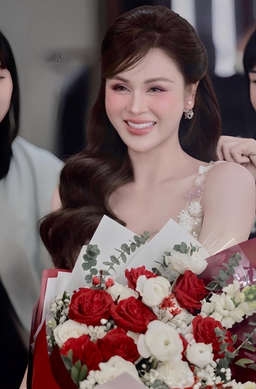 Sắc vóc đời thực của mỹ nhân đang gây tranh cãi trong "Cha tôi, người ở lại"- Ảnh 1. Sắc vóc đời thực của mỹ nhân đang gây tranh cãi trong "Cha tôi, người ở lại"- Ảnh 1.