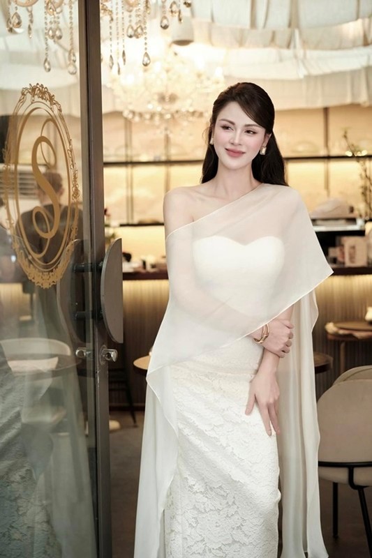 Sắc vóc đời thực của mỹ nhân đang gây tranh cãi trong "Cha tôi, người ở lại"- Ảnh 3. Sắc vóc đời thực của mỹ nhân đang gây tranh cãi trong "Cha tôi, người ở lại"- Ảnh 3.