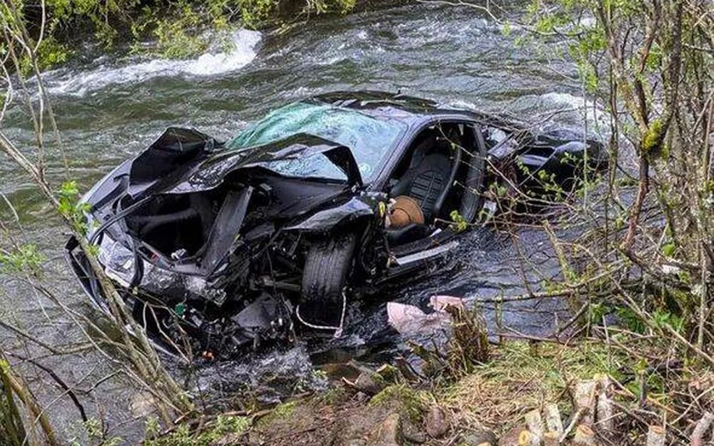 Xe sang Ferrari lao xuống sông, phát hiện thi thể đôi nam nữ bên trong