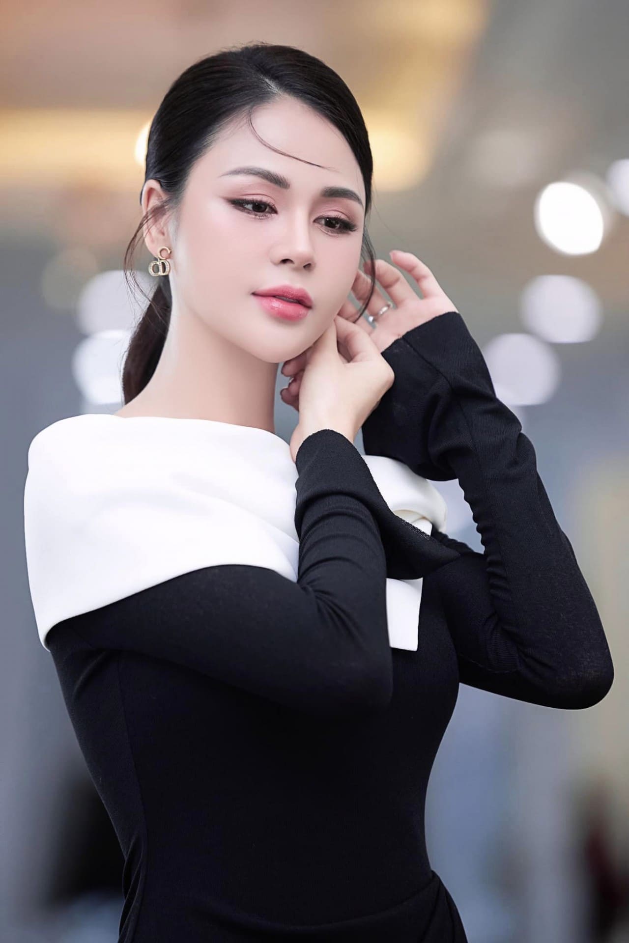 Sắc vóc đời thực của mỹ nhân đang gây tranh cãi trong "Cha tôi, người ở lại"- Ảnh 6. Sắc vóc đời thực của mỹ nhân đang gây tranh cãi trong "Cha tôi, người ở lại"- Ảnh 6.
