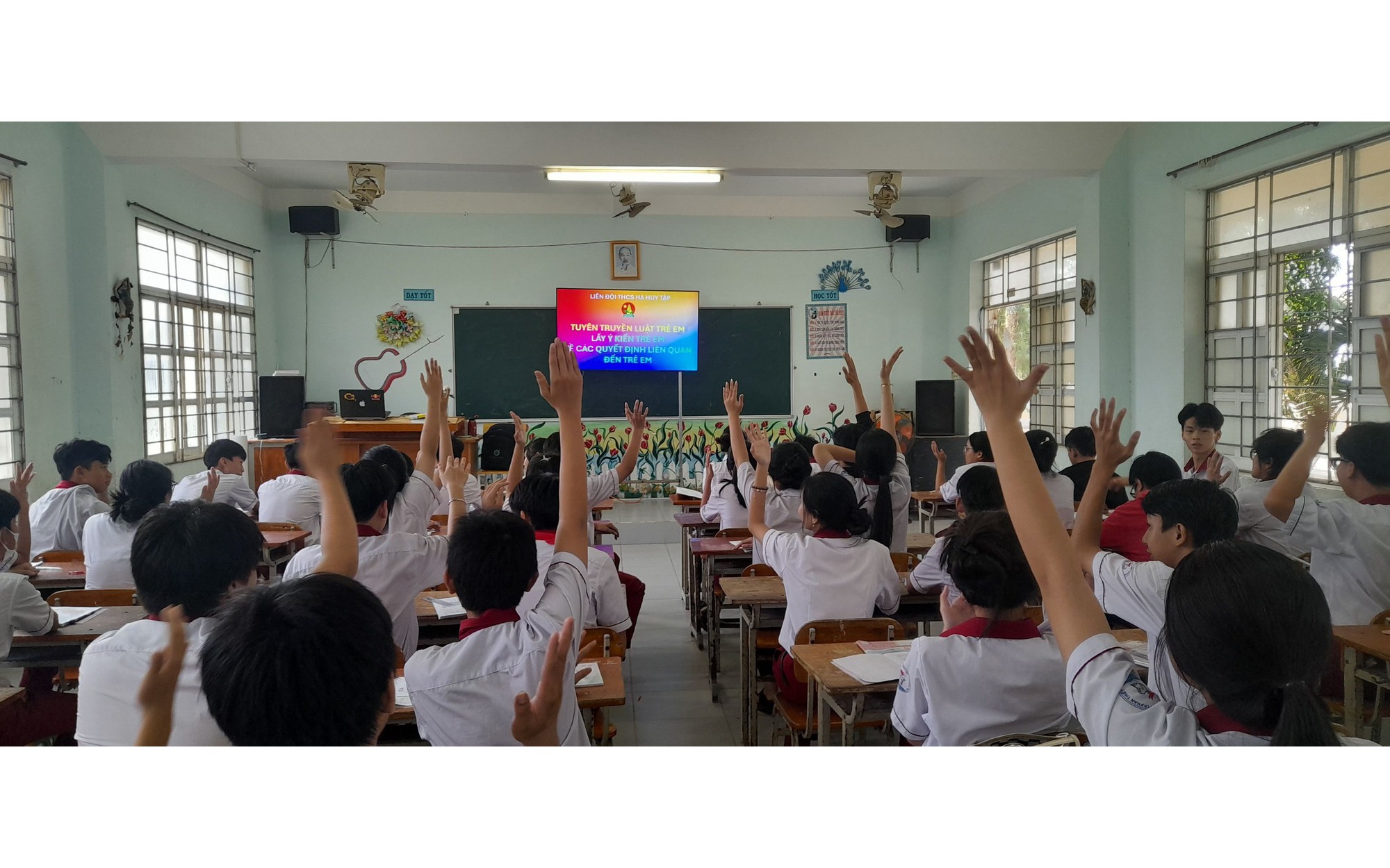 Nhiều giáo viên hợp đồng bất ngờ bị hạ bậc lương ở Bình Thuận: Ai chịu trách nhiệm?