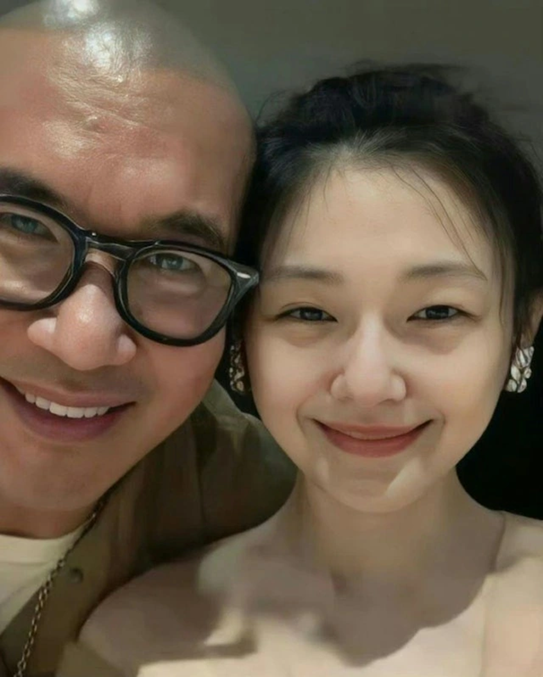 DJ Koo "gầy hốc hác" sau 100 ngày Từ Hy Viên qua đời- Ảnh 2. DJ Koo "gầy hốc hác" sau 100 ngày Từ Hy Viên qua đời- Ảnh 2.