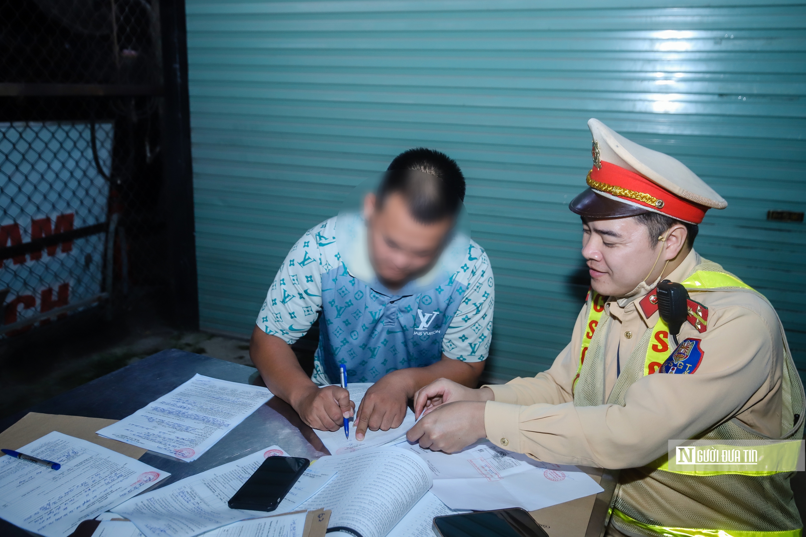 Theo chân Cảnh sát giao thông xử lý xe quá tải- Ảnh 7. Theo chân Cảnh sát giao thông xử lý xe quá tải- Ảnh 7.