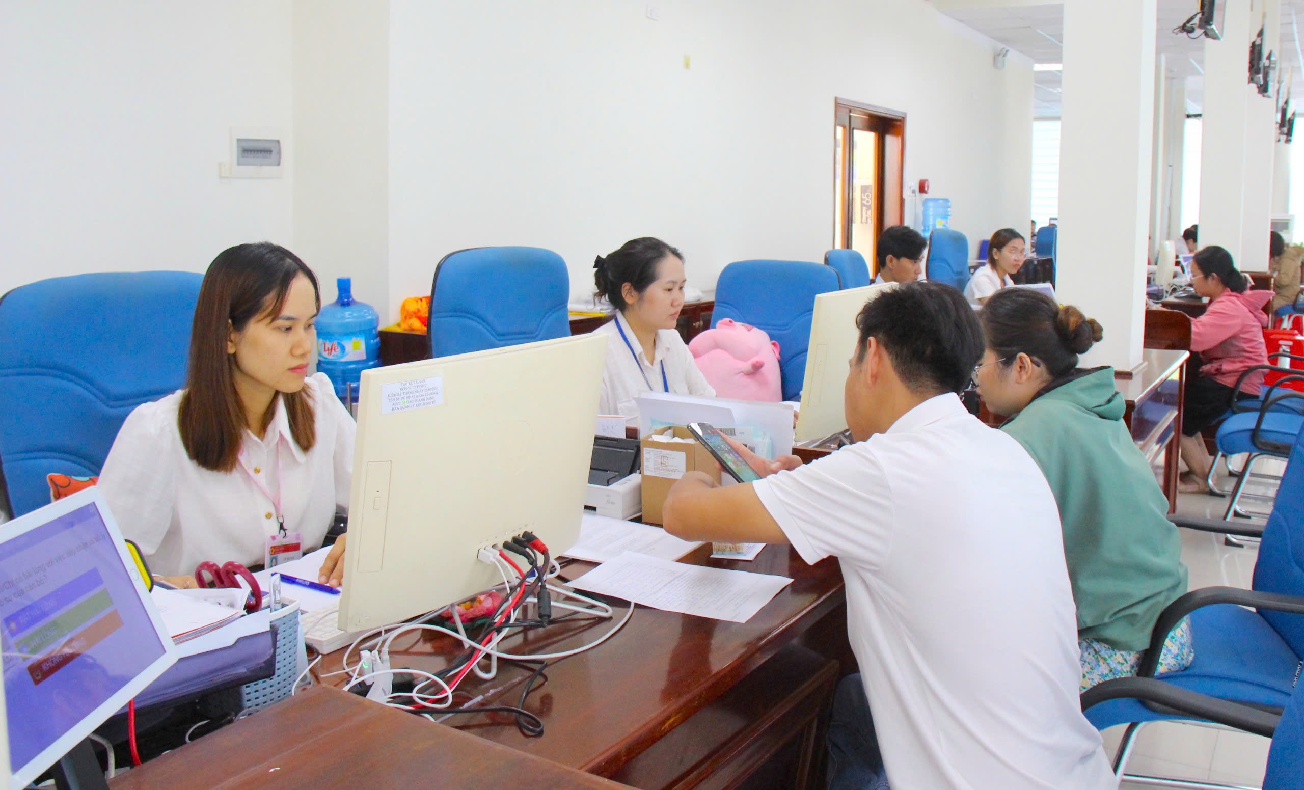 Bình Định cải cách hành chính nâng cao hiệu quả phục vụ người dân và doanh nghiệp. Ảnh MM Bình Định cải cách hành chính nâng cao hiệu quả phục vụ người dân và doanh nghiệp. Ảnh MM