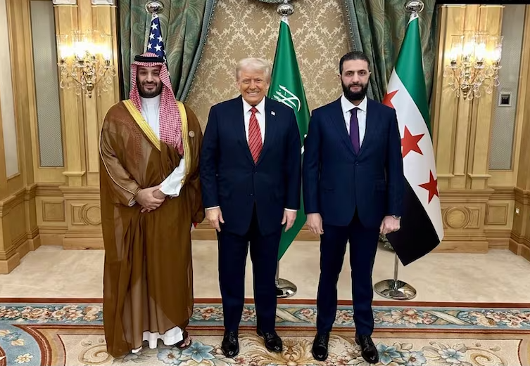 Ông Trump gặp lãnh đạo lâm thời Syria, đưa ra 2 yêu cầu- Ảnh 1. Ông Trump gặp lãnh đạo lâm thời Syria, đưa ra 2 yêu cầu- Ảnh 1.