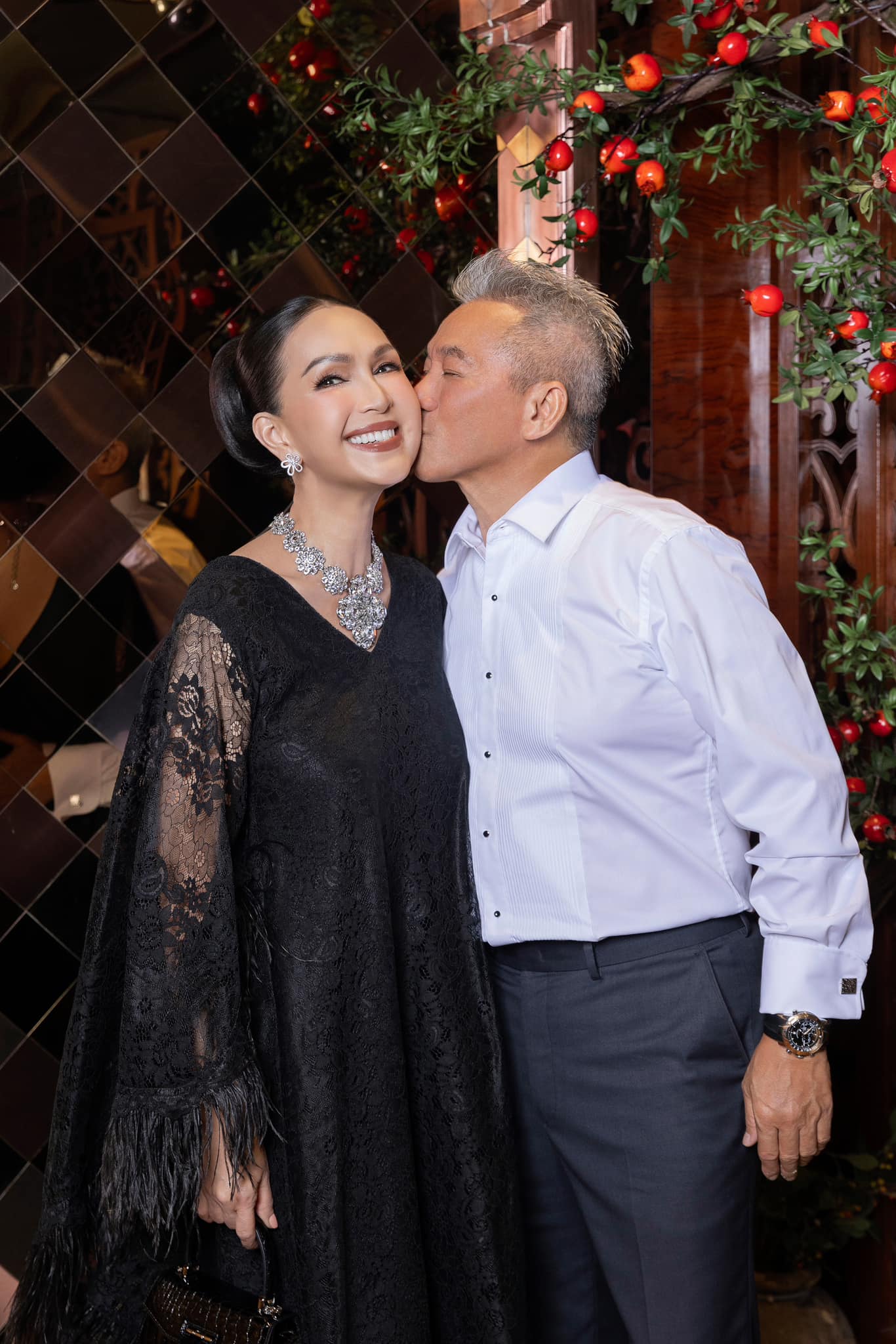"Nữ hoàng ảnh lịch" Diễm My: Sở hữu biệt thự sang trọng 3.000m2 cùng du thuyền đắt đỏ, U70 nhan sắc vẫn rạng ngời- Ảnh 5. "Nữ hoàng ảnh lịch" Diễm My: Sở hữu biệt thự sang trọng 3.000m2 cùng du thuyền đắt đỏ, U70 nhan sắc vẫn rạng ngời- Ảnh 5.