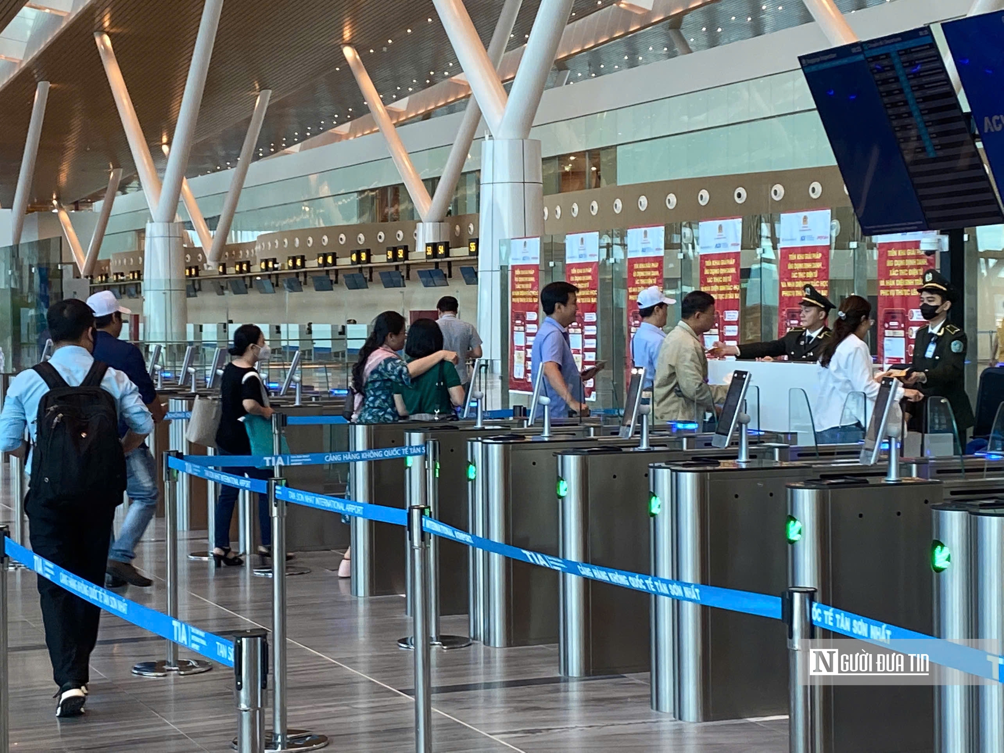 Những lưu ý mới cho hành khách đi máy bay tại Tân Sơn Nhất- Ảnh 2. Những lưu ý mới cho hành khách đi máy bay tại Tân Sơn Nhất- Ảnh 2.