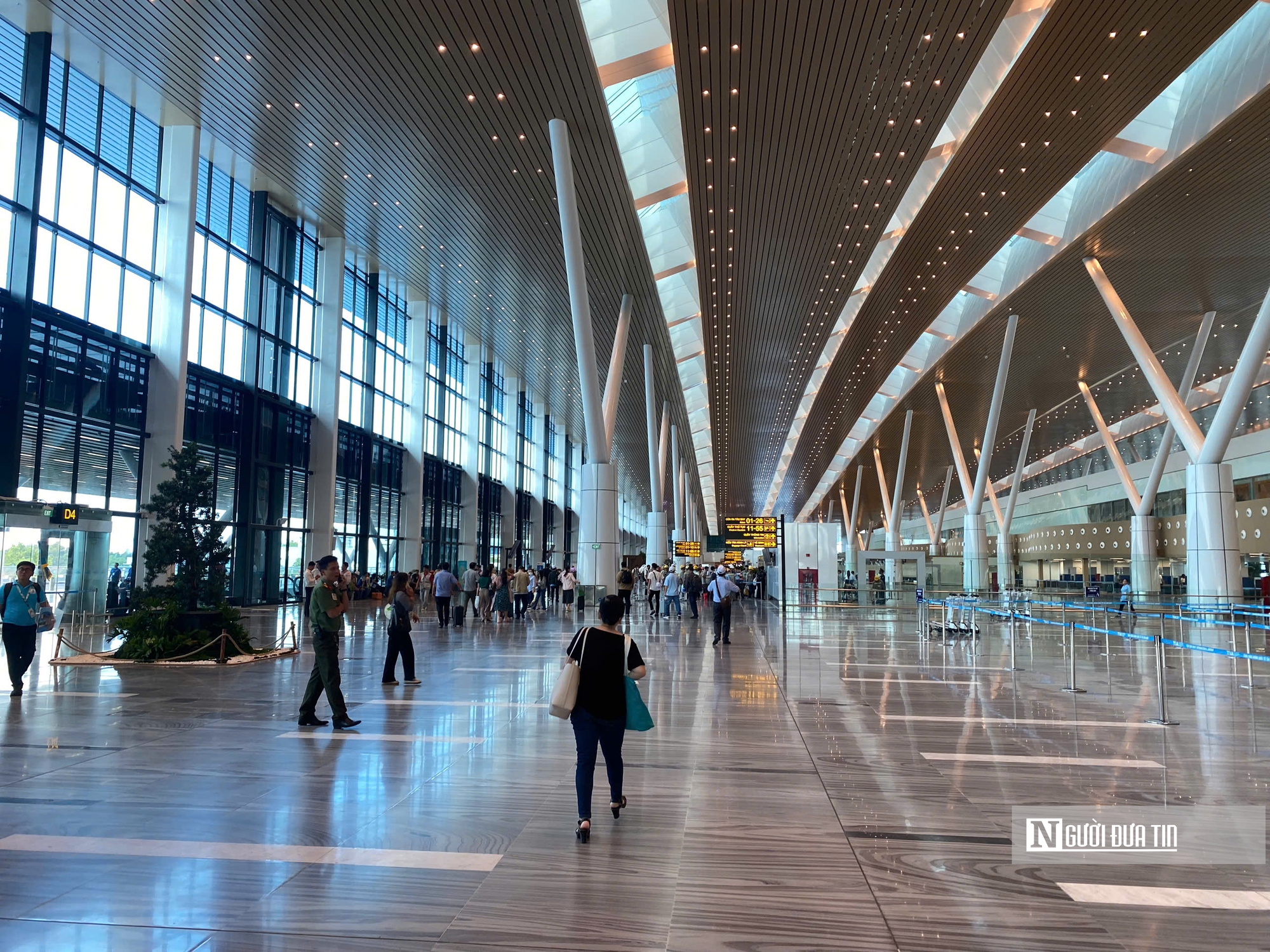 Những lưu ý mới cho hành khách đi máy bay tại Tân Sơn Nhất- Ảnh 3. Những lưu ý mới cho hành khách đi máy bay tại Tân Sơn Nhất- Ảnh 3.