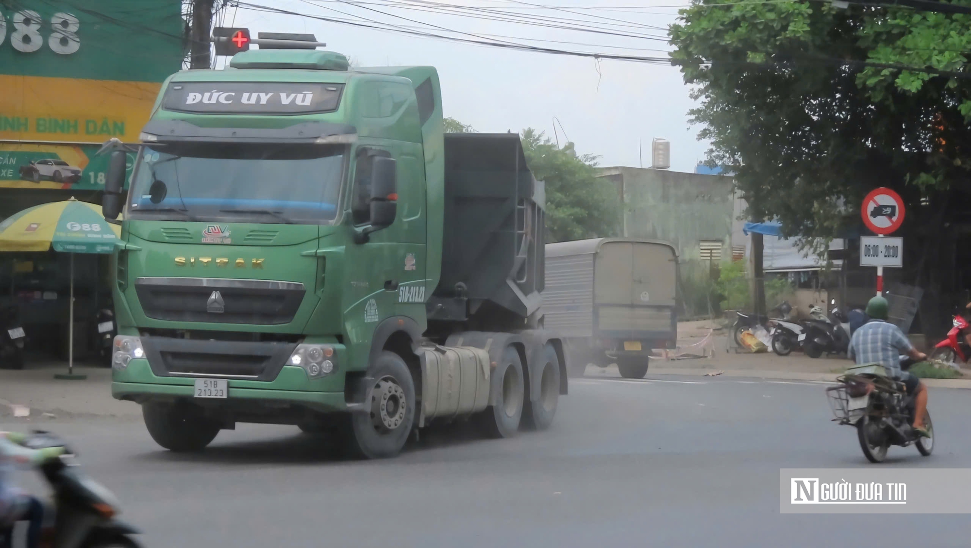 Đồng Nai: Xe tải trọng lớn chạy rầm rập trong giờ cấm trên đường Hoàng Văn Bổn- Ảnh 3. Đồng Nai: Xe tải trọng lớn chạy rầm rập trong giờ cấm trên đường Hoàng Văn Bổn- Ảnh 3.
