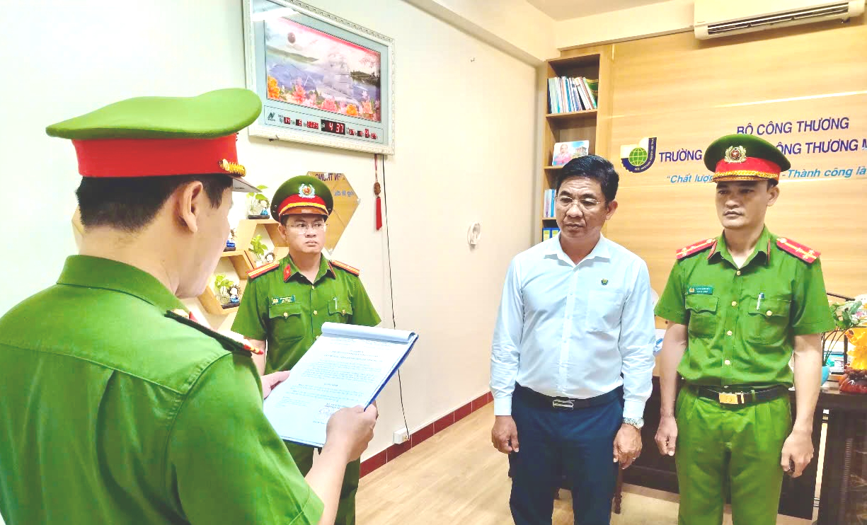 Lý do Hiệu trưởng trường Cao đẳng Công Thương miền Trung bị khởi tố, bắt giam- Ảnh 1. Lý do Hiệu trưởng trường Cao đẳng Công Thương miền Trung bị khởi tố, bắt giam- Ảnh 1.