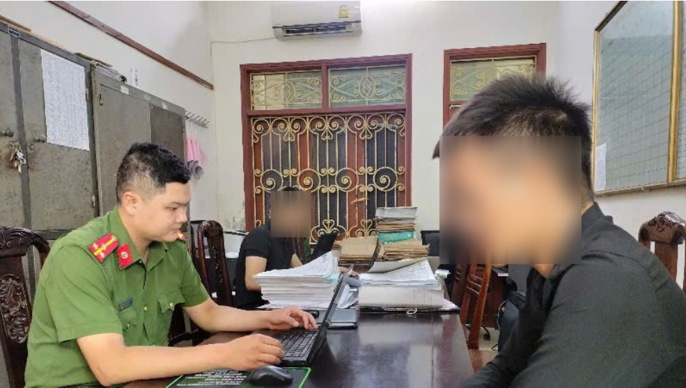 Công an tiếp nhận 5 công dân Việt Nam bị Myanmar trục xuất: Điều tra đường dây lừa đảo xuyên quốc gia- Ảnh 1. Công an tiếp nhận 5 công dân Việt Nam bị Myanmar trục xuất: Điều tra đường dây lừa đảo xuyên quốc gia- Ảnh 1.