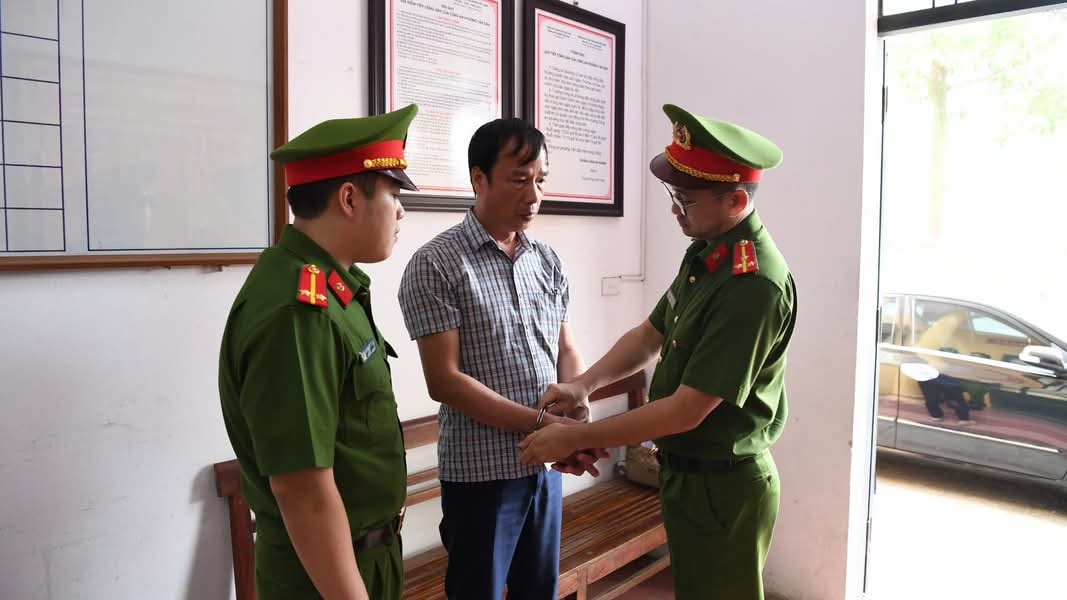 Công an tỉnh Phú Thọ bắt khẩn cấp Chủ tịch xã liên quan khai thác đất trái phép
- Ảnh 1. Công an tỉnh Phú Thọ bắt khẩn cấp Chủ tịch xã liên quan khai thác đất trái phép
- Ảnh 1.
