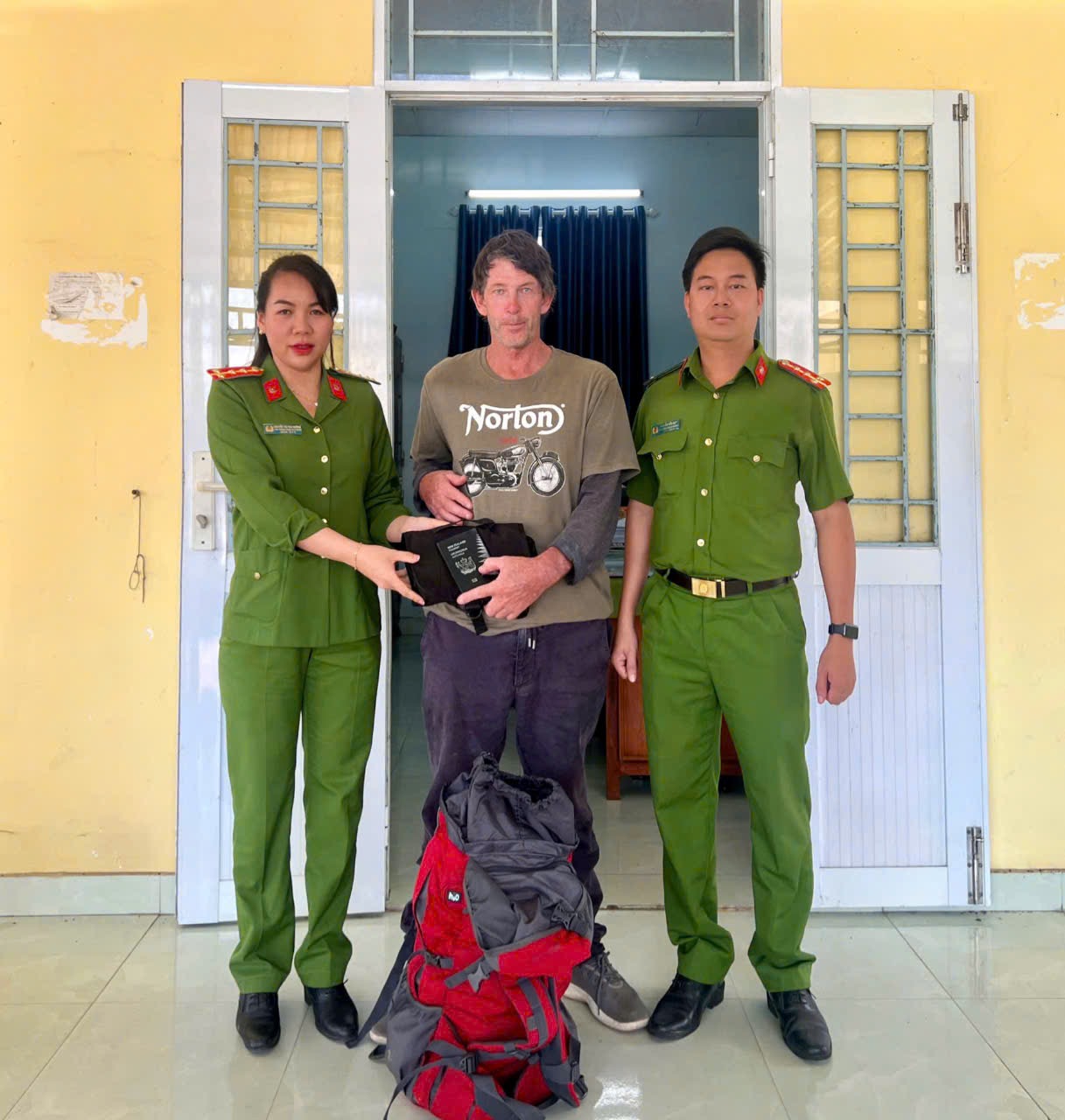 Quảng Ngãi: Công an phường nhanh chóng tìm, trả lại tài sản cho người nước ngoài đánh rơi- Ảnh 1. Quảng Ngãi: Công an phường nhanh chóng tìm, trả lại tài sản cho người nước ngoài đánh rơi- Ảnh 1.