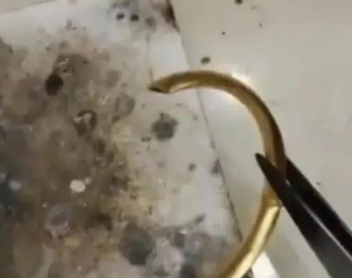 Lắc tay bằng vàng "bỗng nhiên" bị giảm gần nửa chỉ, người phụ nữ sốc nặng khi nghe giải thích của chủ tiệm vàng- Ảnh 1. Lắc tay bằng vàng "bỗng nhiên" bị giảm gần nửa chỉ, người phụ nữ sốc nặng khi nghe giải thích của chủ tiệm vàng- Ảnh 1.