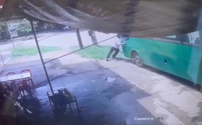 Nhân viên xe buýt cố ngăn chặn xe bị trôi. Nhân viên xe buýt cố ngăn chặn xe bị trôi.