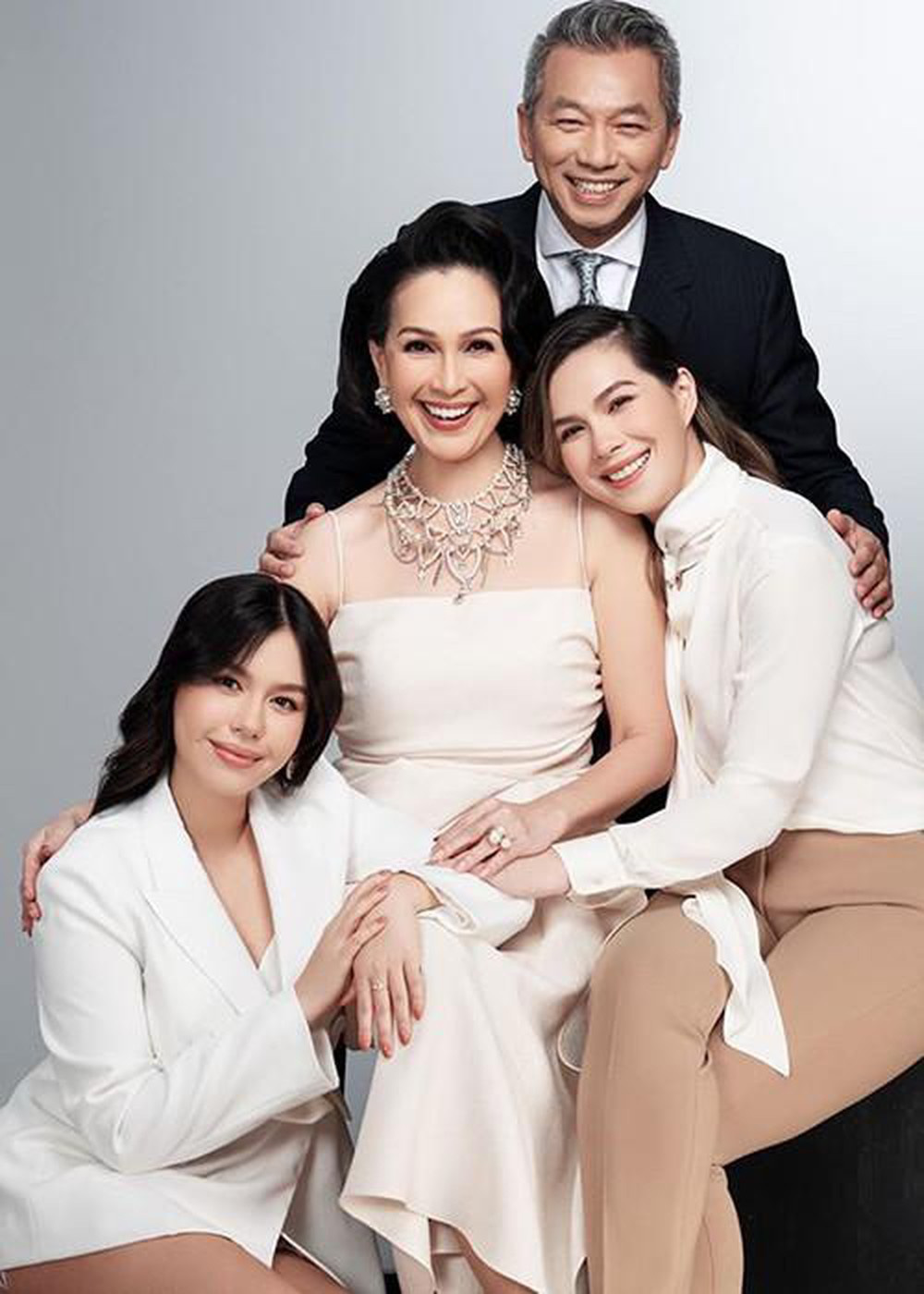"Nữ hoàng ảnh lịch" Diễm My: Sở hữu biệt thự sang trọng 3.000m2 cùng du thuyền đắt đỏ, U70 nhan sắc vẫn rạng ngời- Ảnh 9. "Nữ hoàng ảnh lịch" Diễm My: Sở hữu biệt thự sang trọng 3.000m2 cùng du thuyền đắt đỏ, U70 nhan sắc vẫn rạng ngời- Ảnh 9.