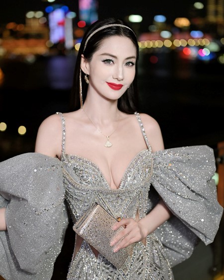 Tuổi 35 của nữ diễn viên xinh đẹp, tài sản 3.500 tỷ đồng nhưng không ai dám cưới- Ảnh 4. Tuổi 35 của nữ diễn viên xinh đẹp, tài sản 3.500 tỷ đồng nhưng không ai dám cưới- Ảnh 4.