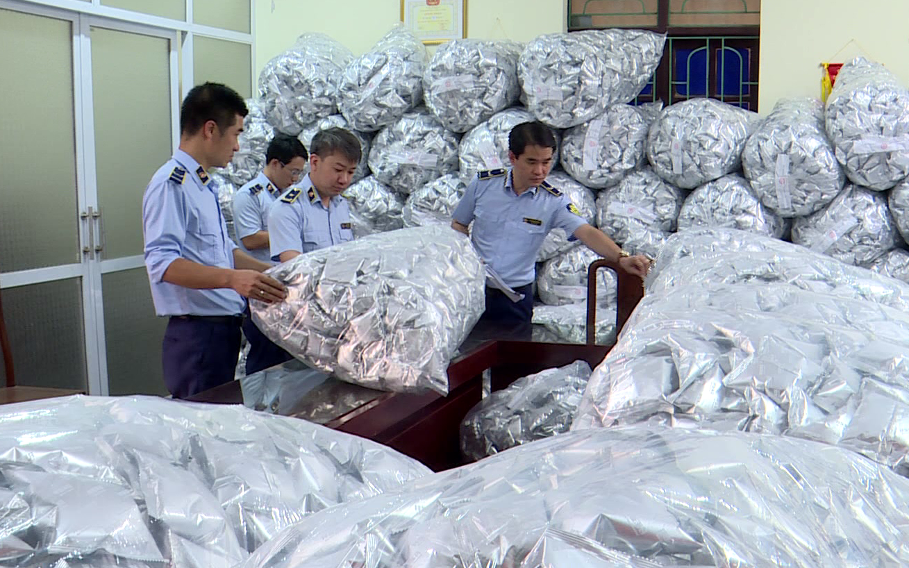 Bắc Ninh: Phát hiện kho chứa 40.000 gói rong biển trôi nổi chuẩn bị tuồn ra thị trường