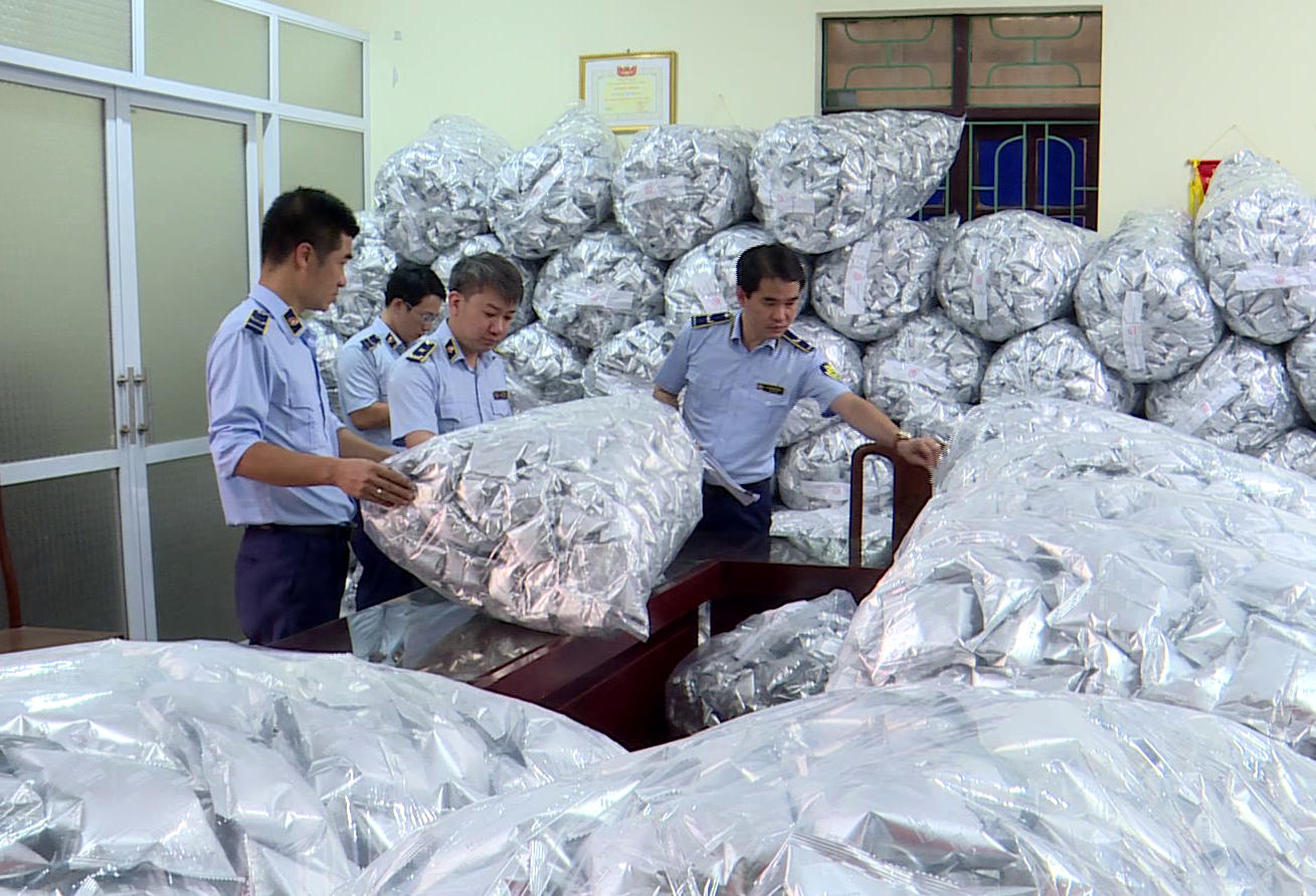 Bắc Ninh: Phát hiện kho chứa 40.000 gói rong biển trôi nổi chuẩn bị tuồn ra thị trường- Ảnh 1. Bắc Ninh: Phát hiện kho chứa 40.000 gói rong biển trôi nổi chuẩn bị tuồn ra thị trường- Ảnh 1.