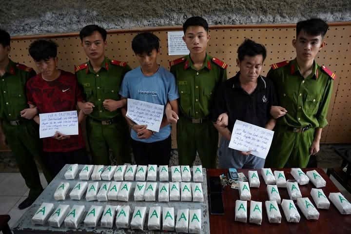 Điện Biên: Bắt giữ 3 đối tượng vận chuyển 17 bánh ma túy tổng hợp- Ảnh 2. Điện Biên: Bắt giữ 3 đối tượng vận chuyển 17 bánh ma túy tổng hợp- Ảnh 2.