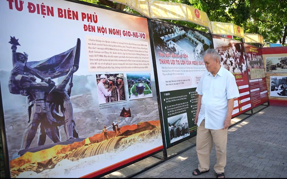 Bình Định dâng hoa kỷ niệm tại di tích Địa điểm 300 ngày chuyển quân tập kết ra Bắc- Ảnh 5. Ký ức thanh xuân tập kết ra Bắc được trưng bày qua 1.500 tư liệu tại triển lãm ở Bình Định