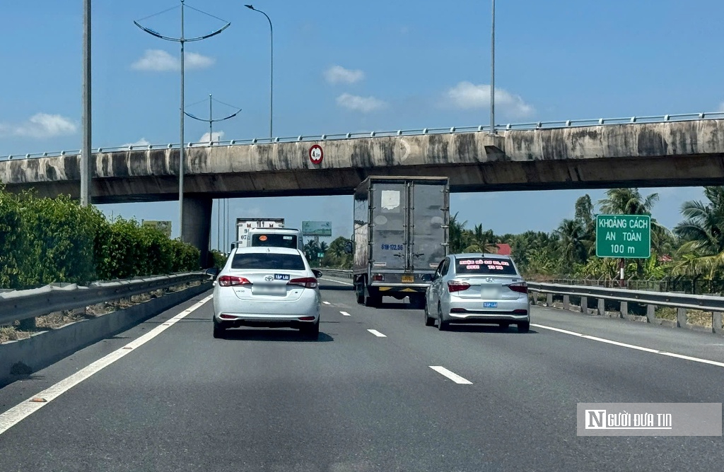 Xe tập lái lưu thông trên cao tốc: Tiềm ẩn nguy cơ mất an toàn giao thông- Ảnh 1. Xe tập lái lưu thông trên cao tốc: Tiềm ẩn nguy cơ mất an toàn giao thông- Ảnh 1.