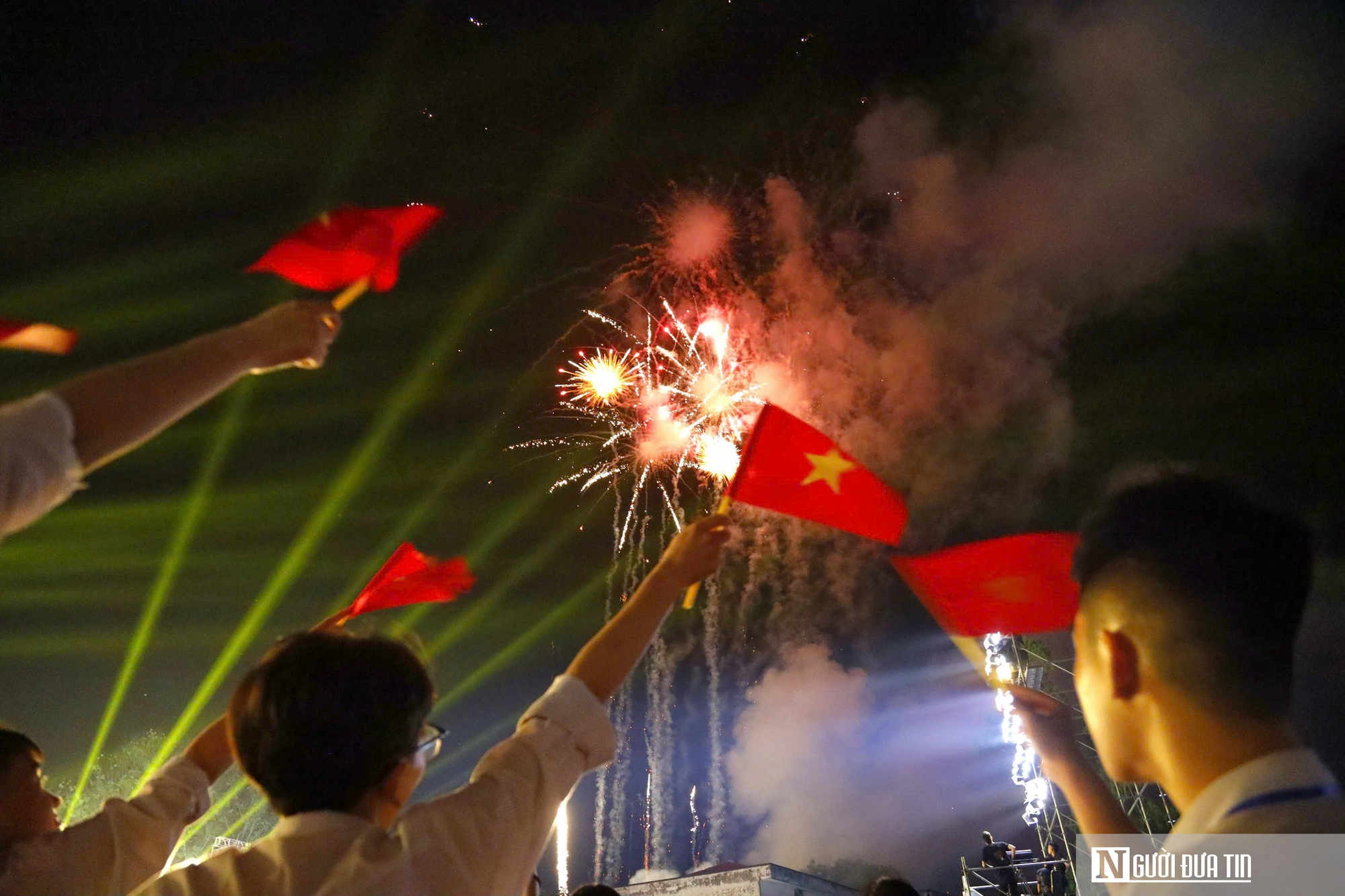 Hàng ngàn người dân xúc động trước chương trình nghệ thuật “Tượng đài trong muôn triệu trái tim”- Ảnh 12. Hàng ngàn người dân xúc động trước chương trình nghệ thuật “Tượng đài trong muôn triệu trái tim”- Ảnh 12.