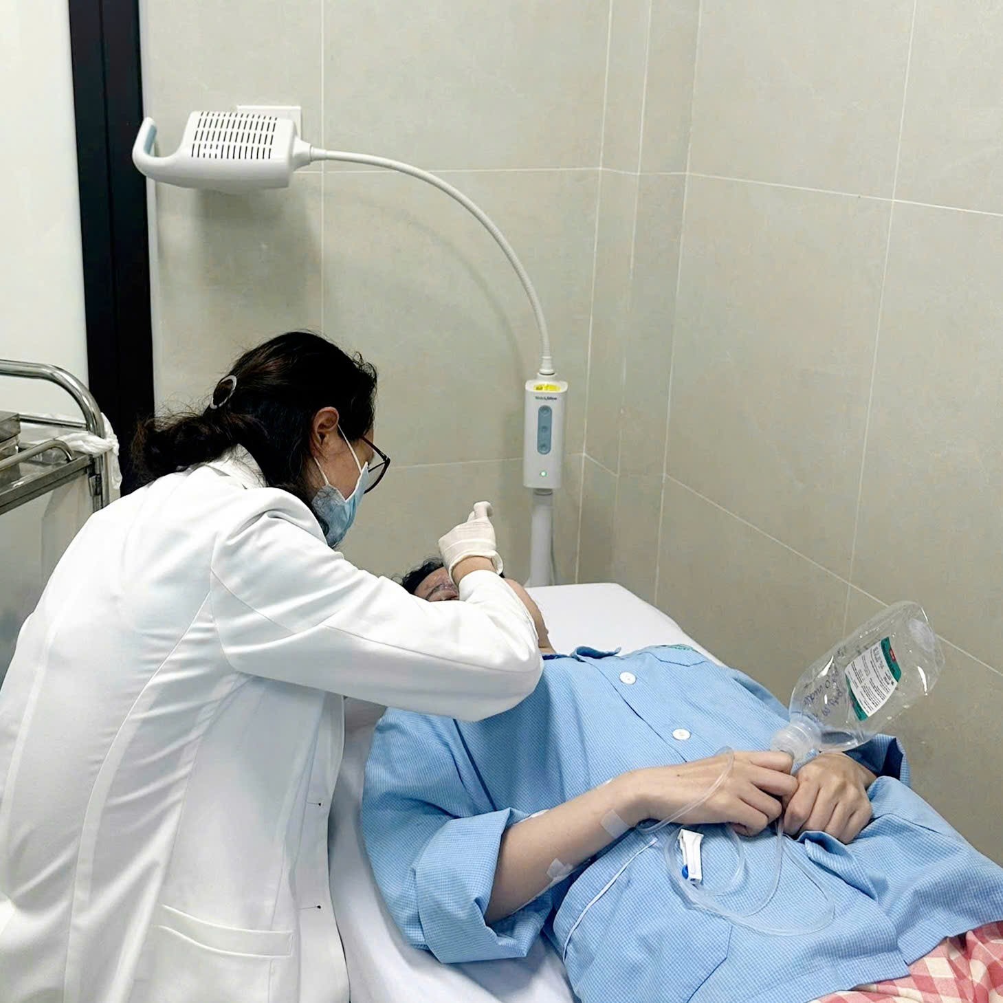 Cô gái trẻ sốc phản vệ, nguy cơ hoại tử mũi sau thẩm mỹ- Ảnh 1. Cô gái trẻ sốc phản vệ, nguy cơ hoại tử mũi sau thẩm mỹ- Ảnh 1.