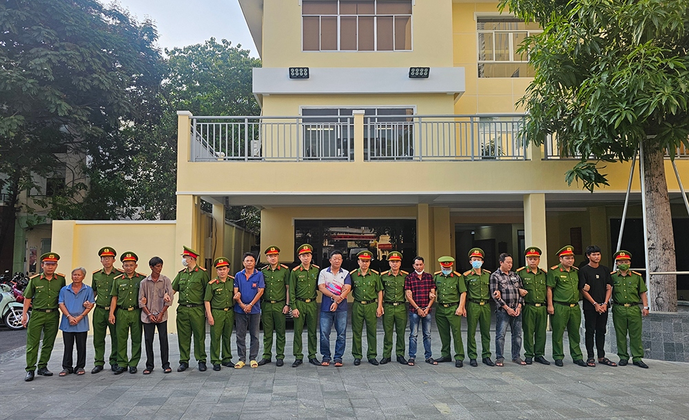 Triệt phá đường dây buôn lậu xăng dầu 'siêu khủng', khởi tố 53 bị can- Ảnh 1. Triệt phá đường dây buôn lậu xăng dầu 'siêu khủng', khởi tố 53 bị can- Ảnh 1.