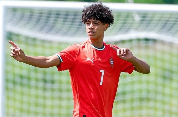 Con trai Ronaldo được nhiều CLB lớn chú ý đến. Con trai Ronaldo được nhiều CLB lớn chú ý đến.