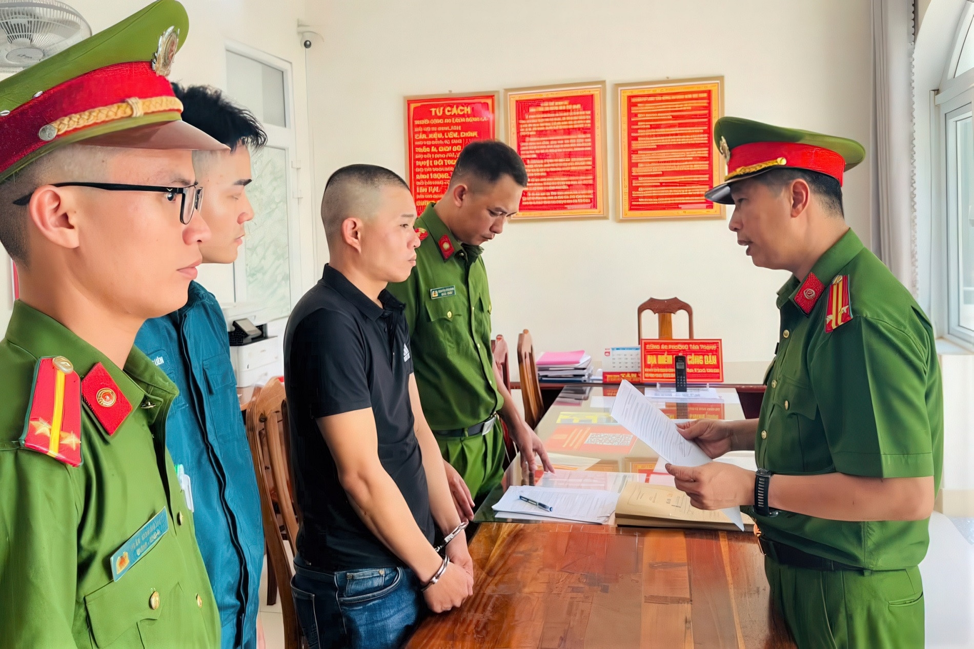 Khởi tố, bắt giam đối tượng dùng vé số giả lừa người khuyết tật- Ảnh 1. Khởi tố, bắt giam đối tượng dùng vé số giả lừa người khuyết tật- Ảnh 1.