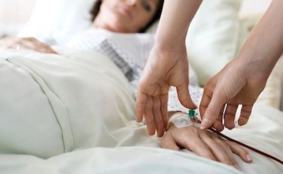 Người phụ nữ tử vong sau khi bị truyền nước muối hết hạn- Ảnh 2. Người phụ nữ tử vong sau khi bị truyền nước muối hết hạn- Ảnh 2.
