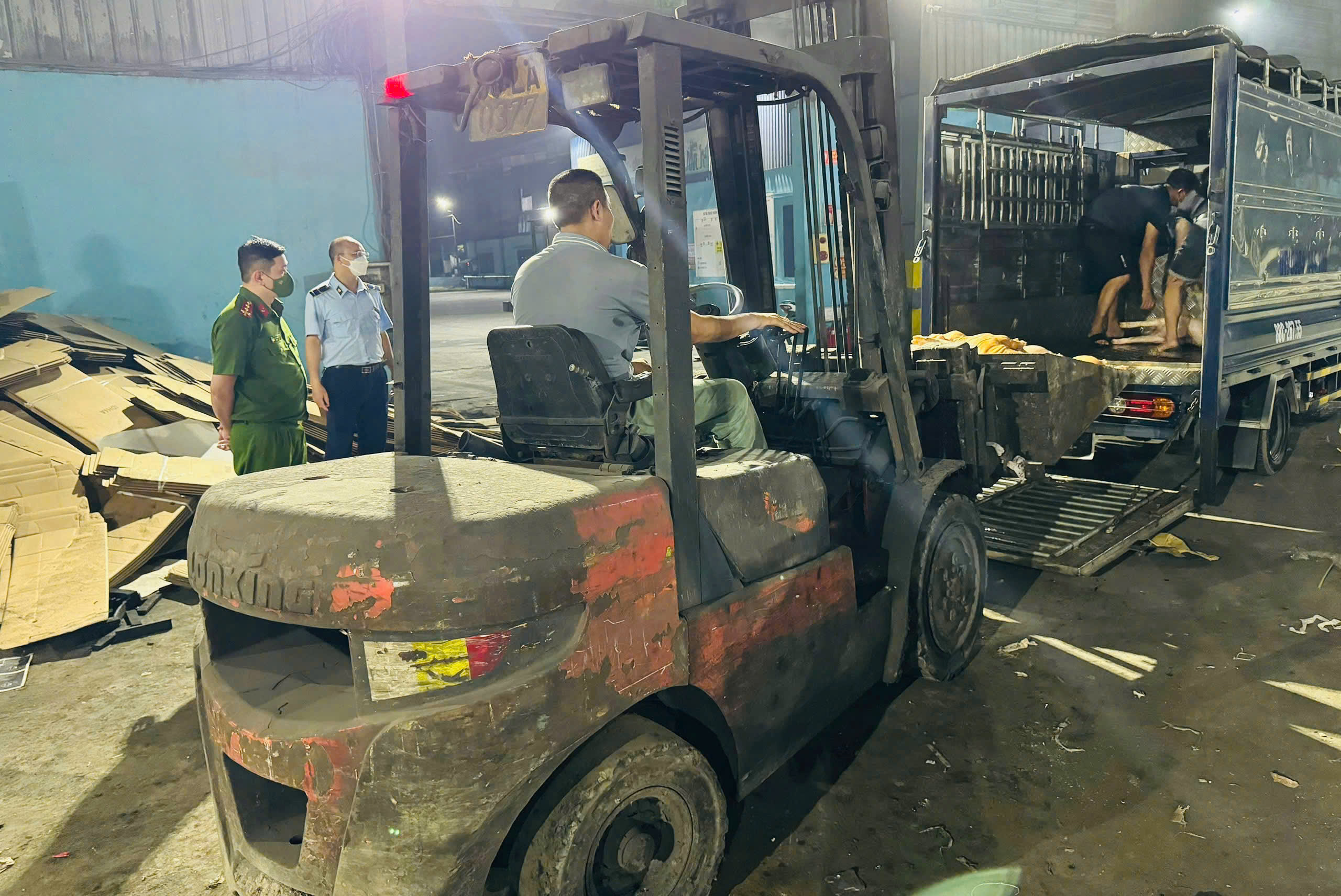 Vĩnh Phúc: Phát hiện, xử lý gần 800kg thịt lợn bốc mùi hôi thối tại nhà hàng- Ảnh 2. Vĩnh Phúc: Phát hiện, xử lý gần 800kg thịt lợn bốc mùi hôi thối tại nhà hàng- Ảnh 2.