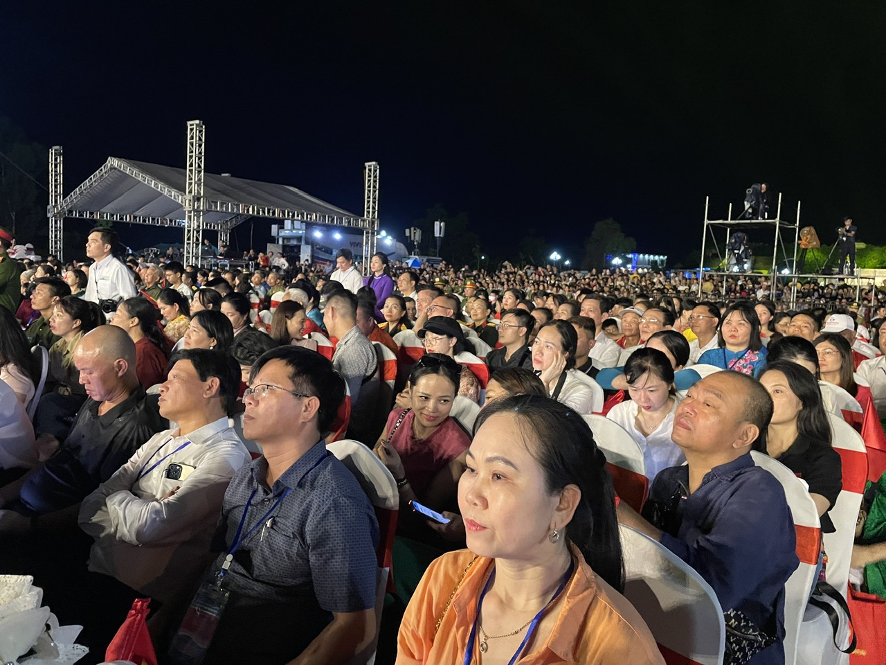 Hàng ngàn người dân xúc động trước chương trình nghệ thuật “Tượng đài trong muôn triệu trái tim”- Ảnh 10. Hàng ngàn người dân xúc động trước chương trình nghệ thuật “Tượng đài trong muôn triệu trái tim”- Ảnh 10.