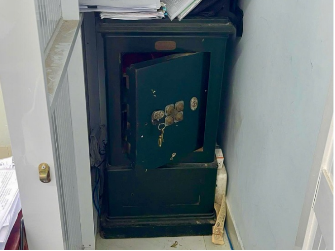 Bắt khẩn cấp kẻ đột nhập UBND phường đục két "khoắng" hơn 200 triệu đồng- Ảnh 2. Bắt khẩn cấp kẻ đột nhập UBND phường đục két "khoắng" hơn 200 triệu đồng- Ảnh 2.