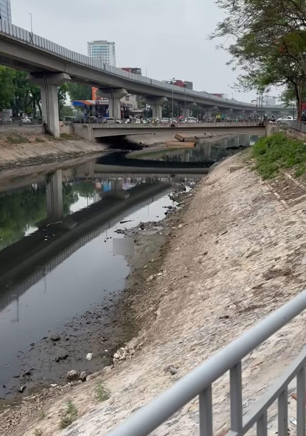 Điều tra vụ phát hiện thi thể nam giới trên sông Tô Lịch- Ảnh 1. Điều tra vụ phát hiện thi thể nam giới trên sông Tô Lịch- Ảnh 1.