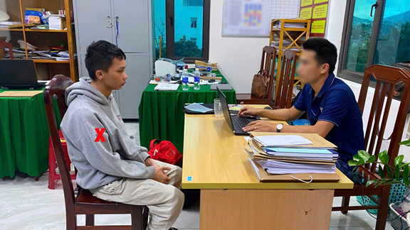 Bắt đối tượng chuyên lên mạng dụ dỗ, ép buộc nhiều học sinh dưới 16 tuổi quay clip khiêu dâm- Ảnh 1. Bắt đối tượng chuyên lên mạng dụ dỗ, ép buộc nhiều học sinh dưới 16 tuổi quay clip khiêu dâm- Ảnh 1.