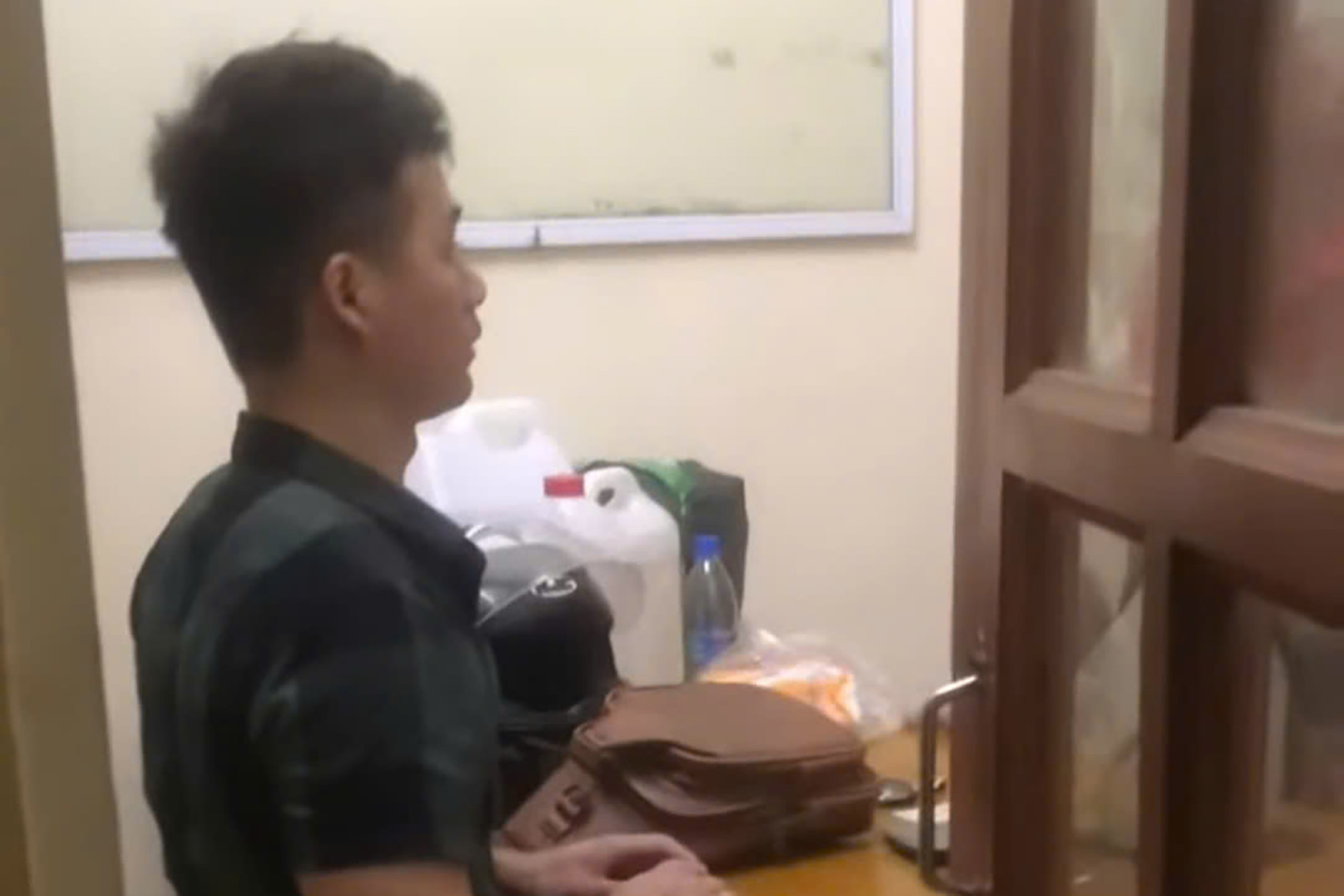 Nam thanh niên đưa người yêu nhí đi chơi và cái kết- Ảnh 1. Nam thanh niên đưa người yêu nhí đi chơi và cái kết- Ảnh 1.