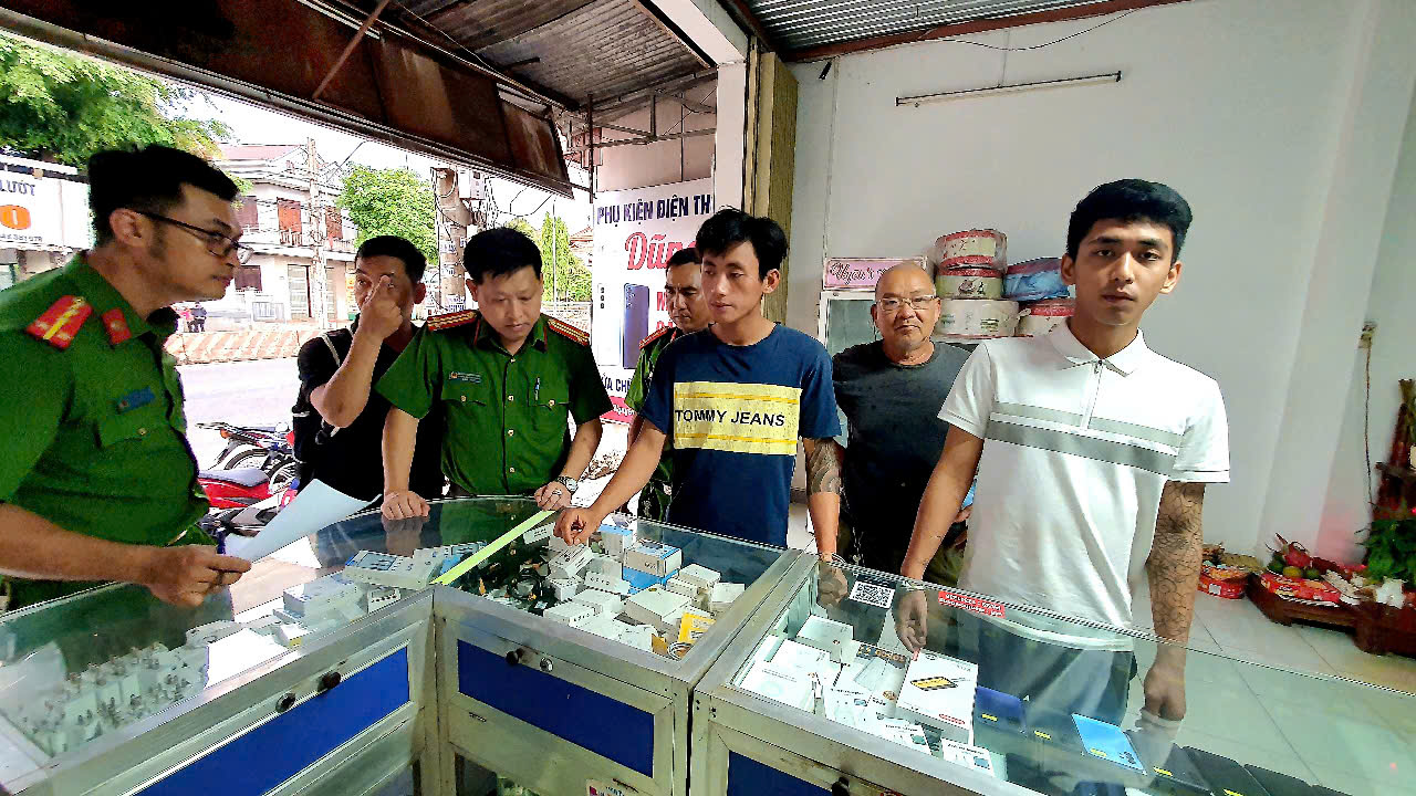 Bắt nhanh 2 đối tượng khống chế người dân cướp tài sản- Ảnh 1. Bắt nhanh 2 đối tượng khống chế người dân cướp tài sản- Ảnh 1.