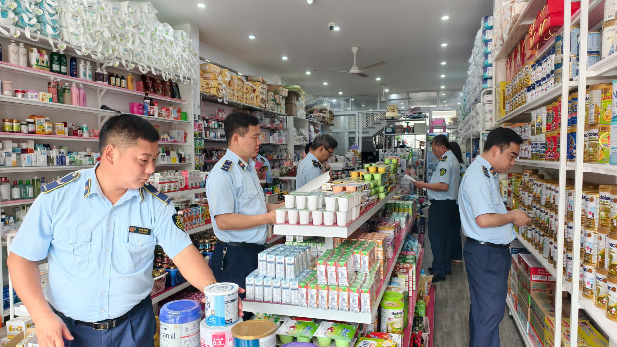 Lào Cai tiêu hủy nhiều loại thực phẩm chức năng, sữa không rõ nguồn gốc- Ảnh 1. Lào Cai tiêu hủy nhiều loại thực phẩm chức năng, sữa không rõ nguồn gốc- Ảnh 1.