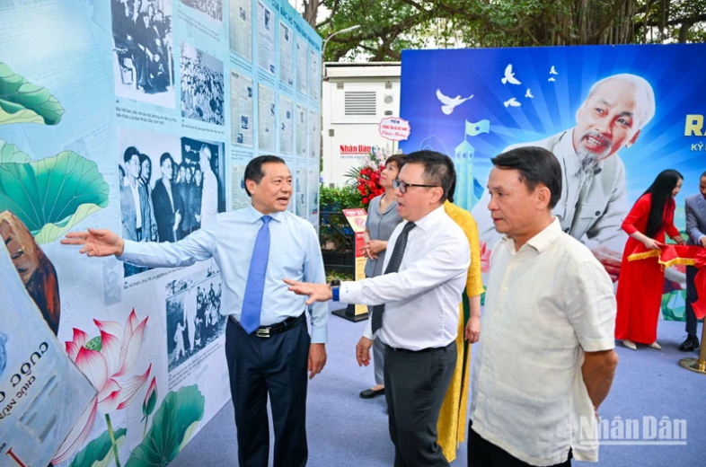 Báo Nhân Dân khai mạc triển lãm và ra mắt ấn phẩm đặc biệt kỷ niệm 135 năm Ngày sinh Chủ tịch Hồ Chí Minh- Ảnh 1. Báo Nhân Dân khai mạc triển lãm và ra mắt ấn phẩm đặc biệt kỷ niệm 135 năm Ngày sinh Chủ tịch Hồ Chí Minh- Ảnh 1.