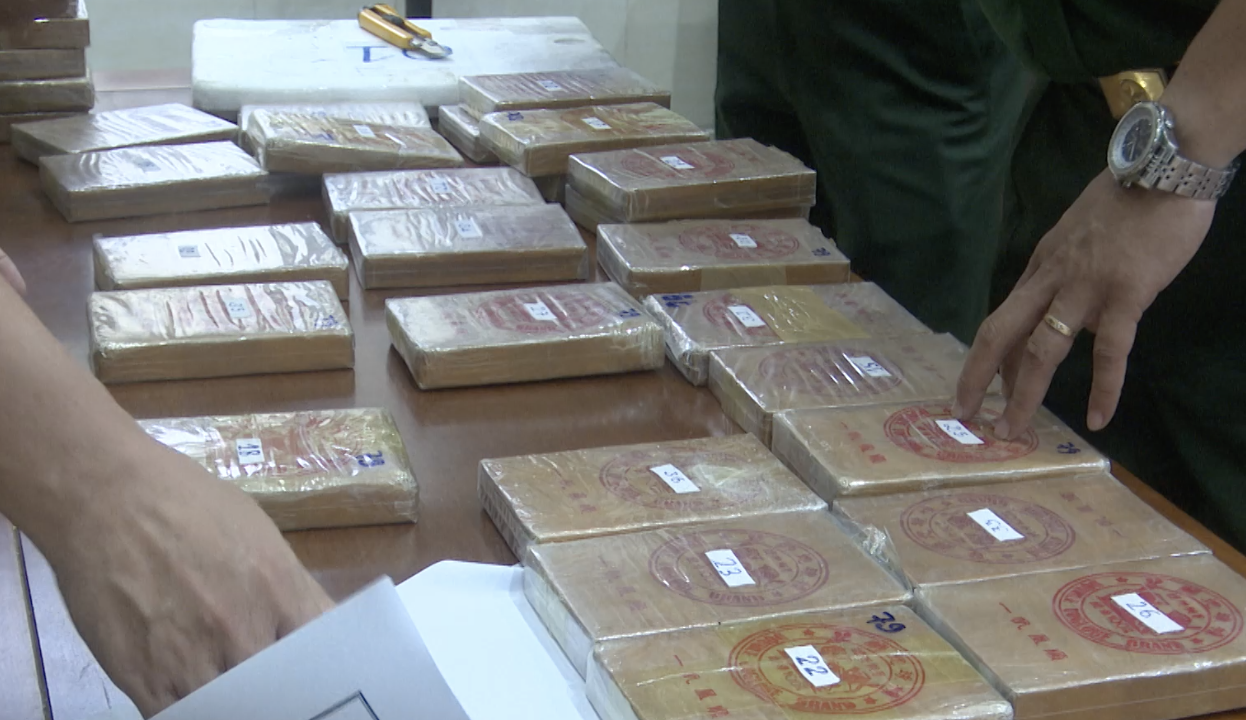 Bắt đối tượng vận chuyển 38 bánh heroin từ Lào về Quảng Nam- Ảnh 2. Bắt đối tượng vận chuyển 38 bánh heroin từ Lào về Quảng Nam- Ảnh 2.