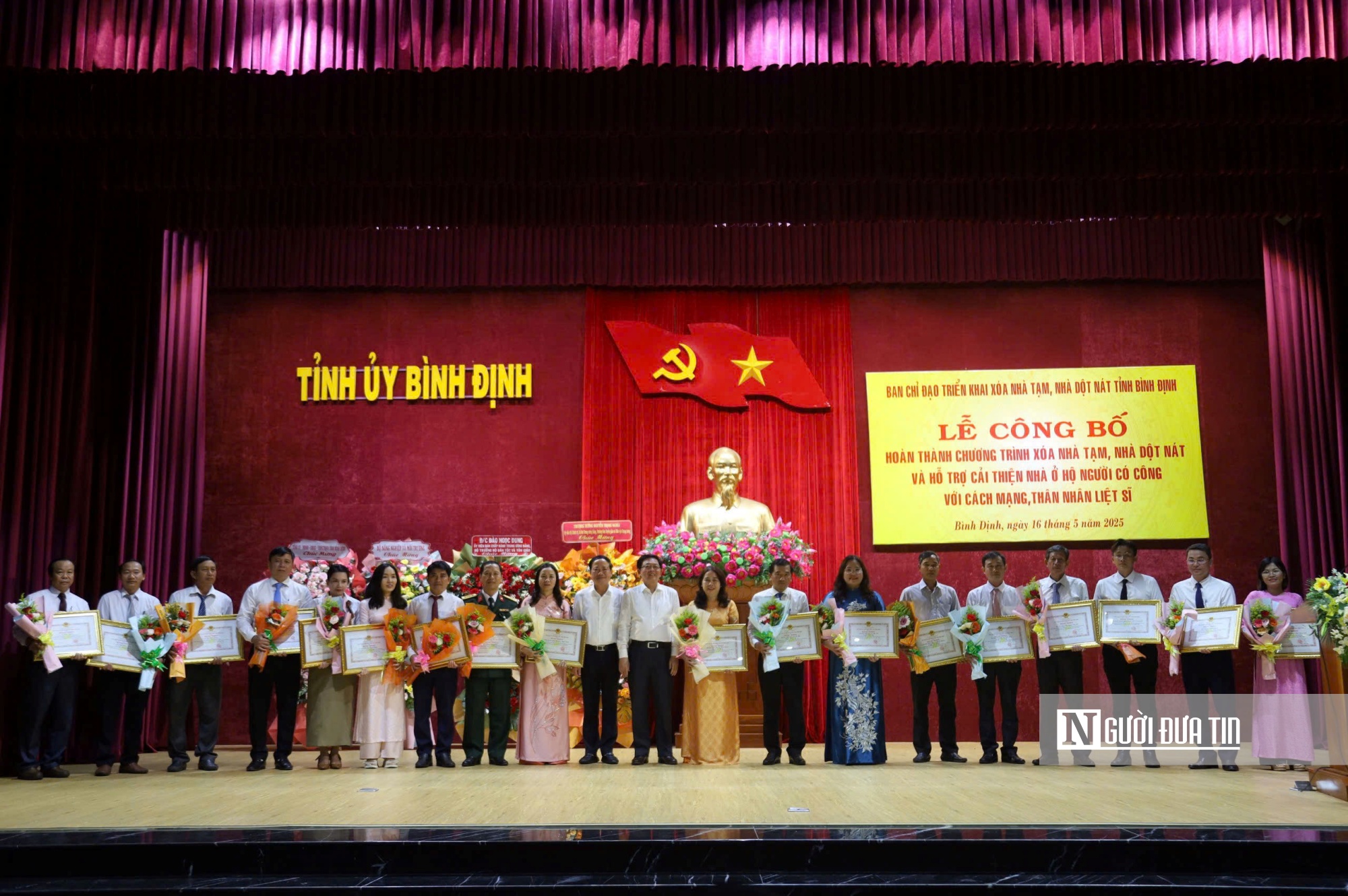 Tại buổi lễ tỉnh Bình Định đã khen thưởng cho các tập thể, cá nhân có đóng góp tích cực trong chương trình xóa nhà tạm, nhà dột nát. Ảnh: Thu Dịu Tại buổi lễ tỉnh Bình Định đã khen thưởng cho các tập thể, cá nhân có đóng góp tích cực trong chương trình xóa nhà tạm, nhà dột nát. Ảnh: Thu Dịu