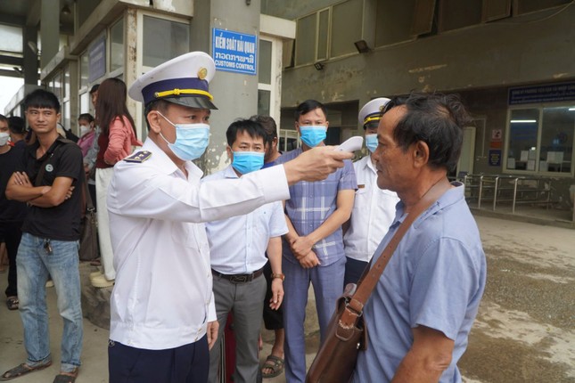Hà Tĩnh giám sát tại cửa khẩu phòng dịch COVID-19- Ảnh 2. Hà Tĩnh giám sát tại cửa khẩu phòng dịch COVID-19- Ảnh 2.