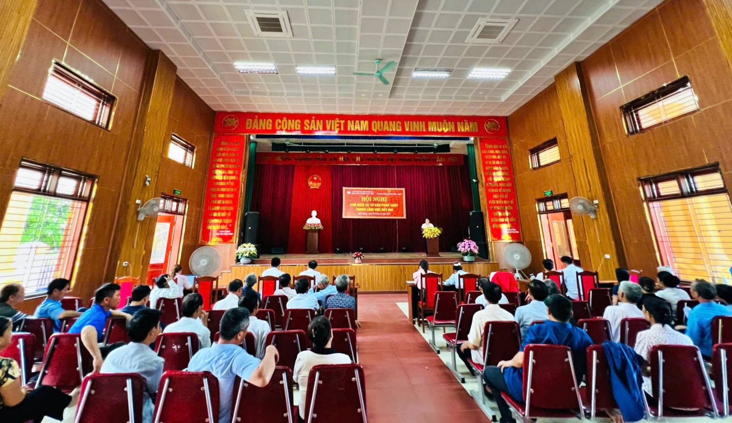 Hội Luật gia tỉnh Nghệ An giải đáp nhiều thắc mắc về đất đai của người dân- Ảnh 1. Hội Luật gia tỉnh Nghệ An giải đáp nhiều thắc mắc về đất đai của người dân- Ảnh 1.