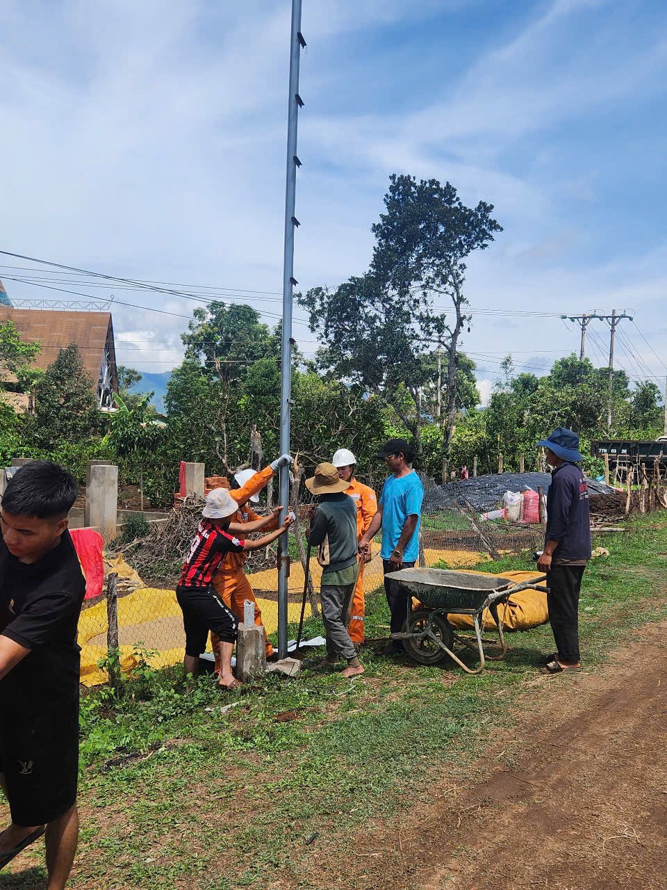 Thông tin mới vụ hàng loạt trụ điện ở Gia Lai gãy đổ- Ảnh 2. Thông tin mới vụ hàng loạt trụ điện ở Gia Lai gãy đổ- Ảnh 2.