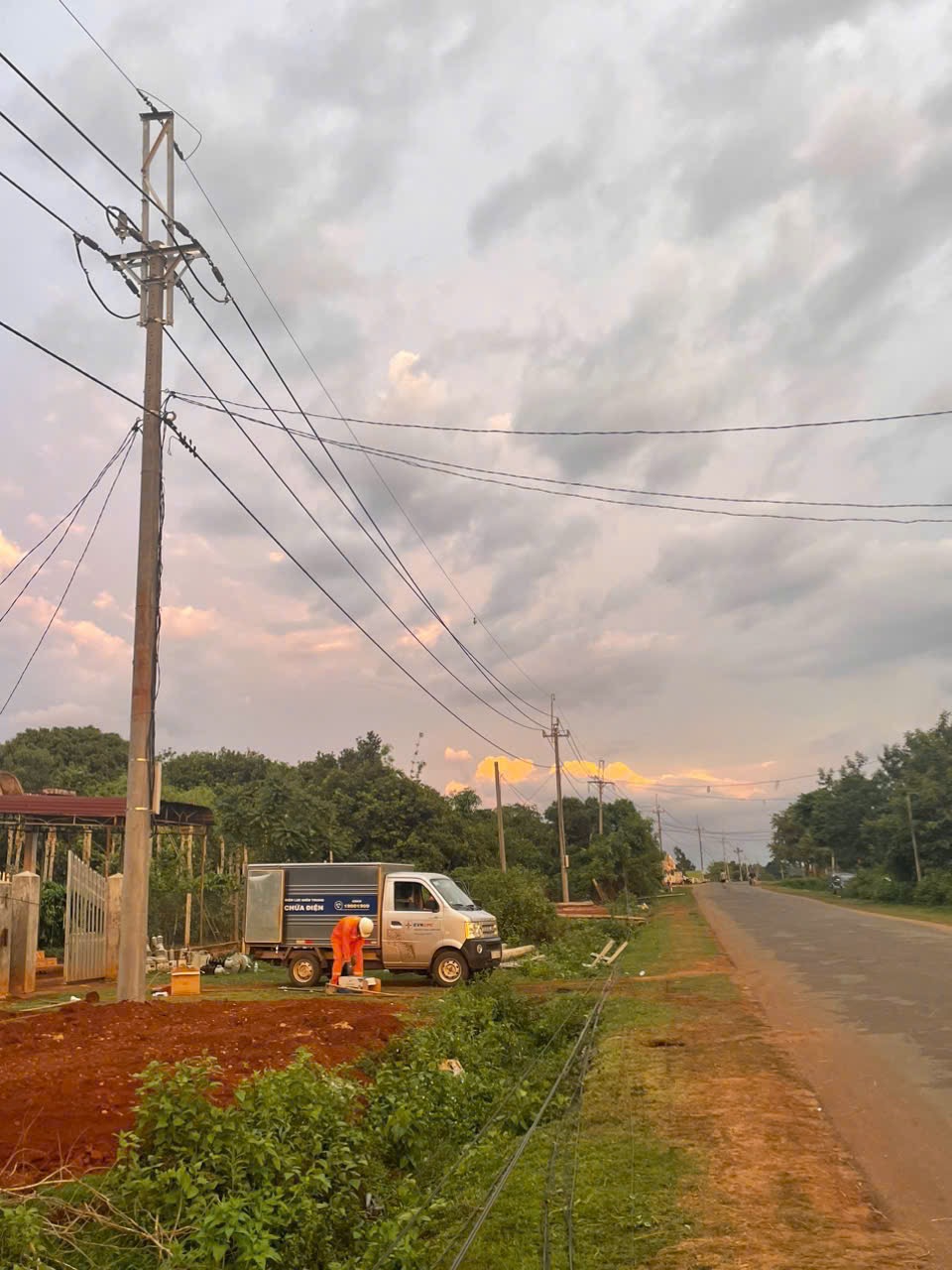 Thông tin mới vụ hàng loạt trụ điện ở Gia Lai gãy đổ- Ảnh 1. Thông tin mới vụ hàng loạt trụ điện ở Gia Lai gãy đổ- Ảnh 1.