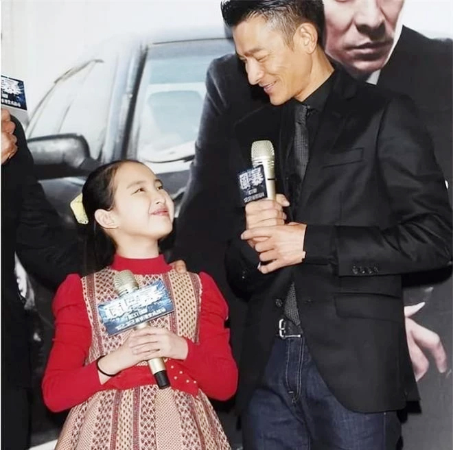 "Ái nữ đắt giá nhất showbiz", hưởng cuộc sống xa hoa từ thuở mới lọt lòng- Ảnh 5. "Ái nữ đắt giá nhất showbiz", hưởng cuộc sống xa hoa từ thuở mới lọt lòng- Ảnh 5.